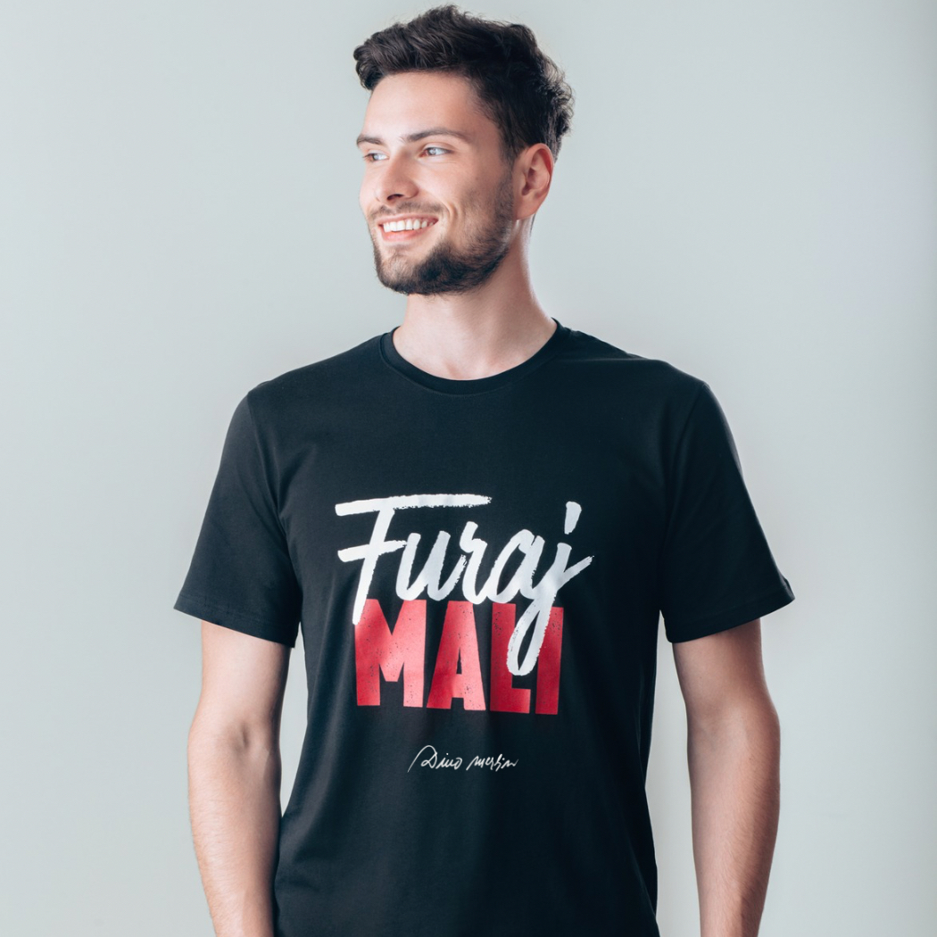 Muškarac u crnoj majici kratkih rukava/T-shirt iz Dino Merlin kolekcije 'Furaj mali'