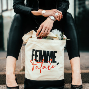 Detalji iz 𝐃𝐢𝐧𝐨 𝐌𝐞𝐫𝐥𝐢𝐧 kolekcije koji i sasvim običan dan učine posebnim! 💗

Buket cvijeća u torbi, tek da dan zamiri&scaron;e na ne&scaron;to lijepo&hellip; 🌸 i pogled na sat kao podsjetnik da su ponekad najvrjedniji oni trenuci koje ne planiramo. ✨

💄𝐏𝐥𝐚𝐭𝐧𝐞𝐧𝐚 𝐭𝐨𝐫𝐛𝐚
Dizajn inspirisan stihom iz pjesme Dine Merlina "𝐙𝐛𝐨𝐠 𝐭𝐞𝐛𝐞, 𝐟𝐞𝐦𝐦𝐞 𝐟𝐚𝐭𝐚𝐥𝐞" sa albuma "𝐌𝐢". Savr&scaron;en spoj visokokvalitetnog platna i eko kože ovaj modni dodatak čini ne samo funkcionalnim, već i vizuelno impresivnim.

💍 𝐏𝐫𝐬𝐭𝐞𝐧 𝐢 𝐧𝐚𝐫𝐮𝐤𝐯𝐢𝐜𝐚 𝐬 𝐩𝐨𝐭𝐩𝐢𝐬𝐨𝐦
"Čemu vakat, tome je i vrijeme" uz originalni potpis Dine Merlina. Potpis je laserski ugraviran na prednjoj strani prstena i narukvice, u samom centru dizajna.

⌚️𝐒𝐚𝐭
Elegantni ručni sat iz 𝐃𝐢𝐧𝐨 𝐌𝐞𝐫𝐥𝐢𝐧 kolekcije izrađen je od visokokvalitetnog nehrđajućeg čelika u boji srebra (316L) i predstavlja modni dodatak koji jednako dobro pristaje i ženama i mu&scaron;karcima.

#dinomerlin #dinomerlinofficial #svijetmagaze #mi