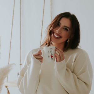 Postoje trenuci koje ne želimo ubrzati&hellip; 

Topla &scaron;olja u rukama, mir koji traje taman koliko treba i stih koji nas podsjeti da je ljepota ba&scaron; u tom sada ✨ 𝐙𝐚𝐮𝐯𝐢𝐣𝐞𝐤 𝐨𝐯𝐚𝐤𝐨 - jer neke riječi vrijedi uvijek imati kraj srca ❤️

#dinomerlin #dinomerlinofficial #svijetmagaze #mi #zauvijekovako