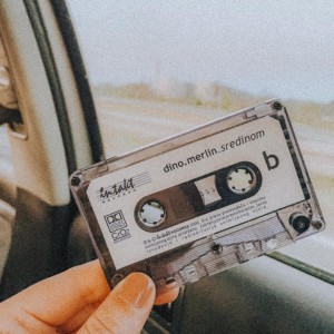 Da li se sjećate vremena kada su se koristile 𝒌𝒂𝒔𝒆𝒕𝒆? 🎶😍

A koja vam je omiljena pjesma sa albuma 𝑺𝒓𝒆𝒅𝒊𝒏𝒐𝒎? ♥️

•••
#dinomerlin #dinomerlinofficial #dinomerlincitati #svijetmagaze #magaza #muzika #pjesma #nostalgija #uspomene #tekstovi #stihovi #sredinom #sarajevo #kaseta #cassette