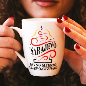 Skoro će zima…a 𝐒𝐚𝐫𝐚𝐣𝐞𝐯𝐨 oblači svoje najljepše 𝐫𝐮𝐡𝐨 ❄️ Uz 𝐦𝐢𝐫𝐢𝐬𝐞 čajeva i kolačića vraćaju se najljepše 𝐮𝐬𝐩𝐨𝐦𝐞𝐧𝐞 ✨ 

Set od dvije porculanske šolje “𝐒𝐚𝐫𝐚𝐣𝐞𝐯𝐨, 𝐝𝐢𝐯𝐧𝐨 𝐦𝐣𝐞𝐬𝐭𝐨, 𝐥𝐢𝐣𝐞𝐩𝐨 𝐠𝐢𝐳𝐝𝐚𝐯𝐨” u 𝐩𝐨𝐤𝐥𝐨𝐧-𝐤𝐮𝐭𝐢𝐣𝐢 praktičan je i elegantan 𝐩𝐨𝐤𝐥𝐨𝐧 koji unosi duh i toplinu Sarajeva u dom - idealan za sezonu čajeva i 𝐩𝐨𝐬𝐞𝐛𝐧𝐞 trenutke s 𝐝𝐫𝐚𝐠𝐢𝐦 osobama, uz toplinu i emociju stihova 𝐃𝐢𝐧𝐞 𝐌𝐞𝐫𝐥𝐢𝐧𝐚 ☕️🤍

#dinomerlin #dinomerlinofficial #dinomerlinstihovi #svijetmagaze #magaza #sarajevo #bascarsija #sarajevobosnia #bosna #bosnaihercegovina #novialbum #mi #skorocezima #poklon #solje