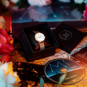𝐇𝐞𝐣, 𝐜̌𝐞𝐤𝐚𝐭 𝐜́𝐮 𝐭𝐞…⏱️

Ručni satovi iz 𝐃𝐢𝐧𝐨 𝐌𝐞𝐫𝐥𝐢𝐧 𝐤𝐨𝐥𝐞𝐤𝐜𝐢𝐣𝐞 od visokokvalitetnog nehrđajućeg čelika (316L) ⌚️

•𝐑𝐨𝐬𝐞 𝐠𝐨𝐥𝐝 elegantni ženski ručni sat s rose gold pozlatom. Idealan je modni dodatak koji će podići svaku kombinaciju na viši nivo 🩷

•𝐒𝐢𝐥𝐯𝐞𝐫 𝐮𝐧𝐢𝐬𝐞𝐱 ručni sat u boji srebra predstavlja modni dodatak koji jednako dobro pristaje i ženama i muškarcima, bilo da se radi o poslovnom sastanku, večernjem izlasku ili ležernom dnevnom stilu 🩶

•𝐁𝐥𝐚𝐜𝐤 𝐮𝐧𝐢𝐬𝐞𝐱 ručni sat u crnoj boji s bijelim potpisom Dine Merlina i srebrnim indeksima (crticama) daje mu prepoznatljiv i sofisticiran izgled koji istovremeno odiše minimalizmom i upečatljivošću 🖤

𝐒𝐚𝐯𝐫𝐬̌𝐞𝐧 𝐬𝐮 𝐩𝐨𝐤𝐥𝐨𝐧 za različite posebne prilike, kao što su godišnjice, rođendani, mature, diplome i druge prigode. Svojim profinjenim dizajnom ovi satovi predstavljaju 𝐧𝐞𝐳𝐚𝐛𝐨𝐫𝐚𝐯𝐚𝐧 𝐝𝐚𝐫 koji će oduševiti svaku osobu kojoj je namijenjen 🎁

#dinomerlin #dinomerlinofficial #dinomerlinstihovi #svijetmagaze #magaza #sarajevo #bascarsija #sarajevobosnia #bosna #bosnaihercegovina #novialbum #mi #rucnisat #sat #satovi #watch #unisex