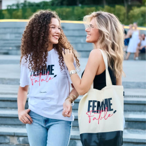 👚👕 𝐌𝐚𝐣𝐢𝐜𝐞 “𝐅𝐞𝐦𝐦𝐞 𝐟𝐚𝐭𝐚𝐥𝐞” & “𝐓𝐢 𝐬𝐢 𝐢𝐳𝐚𝐛𝐫𝐚𝐥𝐚 𝐦𝐞𝐧𝐞, 𝐣𝐚 𝐬𝐚𝐦 𝐢𝐳𝐚𝐛𝐫𝐚𝐨 𝐭𝐞𝐛𝐞” 🩷
Unisex modeli u bijeloj boji s pažljivo krojenim detaljima i 100% pamukom za udobnost koja traje. Blago produžen kroj i diskretno ojačan rub daju majici savršen pad i postojan oblik. ✨

🛍️ 𝐏𝐥𝐚𝐭𝐧𝐞𝐧𝐚 𝐭𝐨𝐫𝐛𝐚 “𝐅𝐞𝐦𝐦𝐞 𝐟𝐚𝐭𝐚𝐥𝐞” 🔥
Kombinacija visokokvalitetnog platna i eko kože čini ovu torbu i funkcionalnom i vizuelno neodoljivom. Moderan kontrast materijala pruža izdržljivost. Idealna za svaki dan! 💫

#dinomerlin #dinomerlinofficial #dinomerlinstihovi #svijetmagaze #magaza #sarajevo #bascarsija #sarajevobosnia #bosna #bosnaihercegovina #novialbum #mi #femmefatale #zauvijekovako
