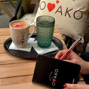 𝐍𝐞𝐤’ 𝐳𝐚𝐮𝐯𝐢𝐣𝐞𝐤 𝐛𝐮𝐝𝐞 𝐨𝐯𝐚𝐤𝐨...❤️

Svaki komad iz 𝐃𝐢𝐧𝐨 𝐌𝐞𝐫𝐥𝐢𝐧 𝐤𝐨𝐥𝐞𝐤𝐜𝐢𝐣𝐞 priča svoju priču, a ti pronađi svoj omljeni! 😍

📓 𝐑𝐨𝐤𝐨𝐯𝐧𝐢𝐤 𝐀𝟔 𝐟𝐨𝐫𝐦𝐚𝐭𝐚 “Zauvijek ovako”
Bez obzira da li idete u školu, studirate, radite ili jednostavno imate potrebu da svoje misli, ideje, planove i obaveze 𝐳𝐚𝐩𝐢𝐬𝐮𝐣𝐞𝐭𝐞 na jednom mjestu, ovaj rokovnik (notes) s Vašim 𝐨𝐦𝐢𝐥𝐣𝐞𝐧𝐢𝐦 𝐬𝐭𝐢𝐡𝐨𝐦 savršen je odabir za Vas.

☕️ 𝐏𝐨𝐫𝐜𝐮𝐥𝐚𝐧𝐬𝐤𝐚 𝐬̌𝐨𝐥𝐣𝐚 𝐢 𝐩𝐨𝐤𝐥𝐨𝐧-𝐤𝐮𝐭𝐢𝐣𝐚
Ova porculanska šolja nema samo 𝐞𝐬𝐭𝐞𝐭𝐬𝐤𝐮 vrijednost, već i izuzetnu 𝐟𝐮𝐧𝐤𝐜𝐢𝐨𝐧𝐚𝐥𝐧𝐨𝐬𝐭. Porculan je materijal koji odlično 𝐳𝐚𝐝𝐫𝐳̌𝐚𝐯𝐚 𝐭𝐞𝐦𝐩𝐞𝐫𝐚𝐭𝐮𝐫𝐮, čineći je idealnom za kafu, čaj ili toplu čokoladu.

🛋️ 𝐃𝐞𝐤𝐨𝐫𝐚𝐭𝐢𝐯𝐧𝐢 𝐣𝐚𝐬𝐭𝐮𝐤 “Zauvijek ovako” 
Unosi poseban šarm u svaki dom, s dizajnom nadahnutim istoimenim stihom. Mekan, od 𝟏𝟎𝟎% 𝐩𝐚𝐦𝐮𝐤𝐚 s printom s obje strane i skrivenim patentom, stvoren je da traje i 𝐮𝐥𝐣𝐞𝐩𝐬̌𝐚𝐯𝐚 𝐬𝐯𝐚𝐤𝐢 𝐤𝐮𝐭𝐚𝐤.

📱𝐌𝐚𝐬𝐤𝐚 𝐳𝐚 𝐦𝐨𝐛𝐢𝐥𝐧𝐢 𝐭𝐞𝐥𝐞𝐟𝐨𝐧 “Zauvijek ovako”
Od 𝐭𝐚𝐧𝐤𝐨𝐠 𝐬𝐢𝐥𝐢𝐤𝐨𝐧𝐚 savršeno prijanja uz Vaš telefon, te pored estetskog dojma pruža 𝐦𝐚𝐤𝐬𝐢𝐦𝐚𝐥𝐧𝐮 𝐬𝐢𝐠𝐮𝐫𝐧𝐨𝐬𝐭.

#dinomerlin #dinomerlinofficial #dinomerlinstihovi #svijetmagaze #magaza #sarajevo #bascarsija #sarajevobosnia #bosna #bosnaihercegovina #novialbum #mi #zauvijekovako #backyardsarajevo
