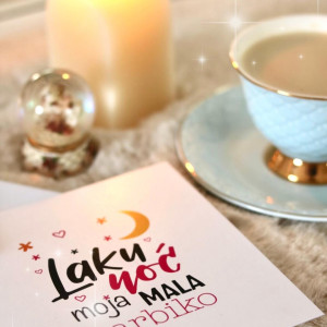 𝐂𝐨𝐳𝐲 večer, svijeća, &scaron;olja kafe i jedna 𝐦𝐚𝐥𝐚 𝐩𝐨𝐫𝐮𝐤𝐚 koja sve zaokruži ✨

Čestitka &ldquo;Laku noć, moja mala barbiko&rdquo; za one kojima želi&scaron; reći nježno, jednostavno i 𝐨𝐝 𝐬𝐫𝐜𝐚 🩷

#dinomerlin #dinomerlinofficial #dinomerlinstihovi #svijetmagaze #magaza #sarajevo #bascarsija #sarajevobosnia #bosna #bosnaihercegovina #lakunocmojamalabarbiko #petastranasvijeta