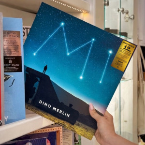 Jedva smo dočekali ovo podijeliti s vama... 𝐯𝐢𝐧𝐢𝐥 𝐚𝐥𝐛𝐮𝐦𝐚 &bdquo;𝐌𝐢&ldquo; 𝐣𝐞 𝐬𝐭𝐢𝐠𝐚𝐨!📀🎶

Album &bdquo;𝐌𝐢&ldquo; je 12. studijski album Dine Merlina &ndash; priča satkana od emocija, uspomena i trenutaka koji ostaju s nama. ✨ Kroz 18 pjesama ovaj dvostruki 𝐝𝐞𝐥𝐮𝐱𝐞 𝐯𝐢𝐧𝐢𝐥 donosi muzički dnevnik ispunjen ljubavlju, prolazno&scaron;ću i pripadno&scaron;ću.

Na albumu se, pored već poznatih hitova, nalaze i posebne saradnje s velikim imenima regionalne muzičke scene &ndash; 𝐇𝐚𝐥𝐢𝐝𝐨𝐦 𝐁𝐞𝐬̌𝐥𝐢𝐜́𝐞𝐦, 𝐒𝐞𝐧𝐢𝐝𝐚𝐡 i 𝐌𝐚𝐫𝐤𝐨𝐦 𝐋𝐨𝐮𝐢𝐬𝐨𝐦.❤️

Uz luksuzni gatefold omot i bogati booklet s fotografijama i tekstovima pjesama, ovo izdanje je pravi dragulj za svaku kolekciju.😍

Možete ga pronaći u na&scaron;em shop-u u samom srcu 📍Ba&scaron;čar&scaron;ije u Sarajevu ili naručiti putem web shop-a ➡️ www.magaza.com.ba 🛍️ Dostavu vr&scaron;imo diljem svijeta!🌎

#dinomerlin #dinomerlinofficial #svijetmagaze #mi