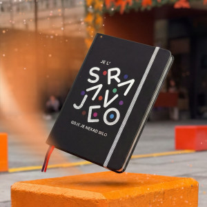 Dok odbrojavamo dane do 𝐊𝐨𝐬̌𝐞𝐯𝐚 i stihova &ldquo;𝐉𝐞 𝐥&rsquo; 𝐒𝐚𝐫𝐚𝐣𝐞𝐯𝐨 𝐠𝐝𝐣𝐞 𝐣𝐞 𝐧𝐞𝐤𝐚𝐝 𝐛𝐢𝐥𝐨&rdquo;, omiljene pjesme dobile su posebno izdanje &ndash; 𝐩𝐫𝐞𝐦𝐢𝐮𝐦 𝐫𝐨𝐤𝐨𝐯𝐧𝐢𝐤𝐞 koje možete nositi sa sobom svaki dan!😍🎶

📕Crne korice sa 𝐞𝐥𝐚𝐬𝐭𝐢𝐜̌𝐧𝐨𝐦 𝐭𝐫𝐚𝐤𝐨𝐦 i 𝐬𝐫𝐞𝐛𝐫𝐧𝐢𝐦/𝐳𝐥𝐚𝐭𝐧𝐢𝐦 𝐫𝐮𝐛𝐨𝐯𝐢𝐦𝐚 stranica odi&scaron;u elegancijom, dok ga utisnut potpis 𝐃𝐢𝐧𝐞 𝐌𝐞𝐫𝐥𝐢𝐧𝐚 i praktični detalji poput trakica i džepa čine funkcionalnim i posebnim.
 🧡 &ldquo;𝐉𝐞 𝐥&rsquo; 𝐒𝐚𝐫𝐚𝐣𝐞𝐯𝐨 𝐠𝐝𝐣𝐞 𝐣𝐞 𝐧𝐞𝐤𝐚𝐝 𝐛𝐢𝐥𝐨&rdquo;
❤️ &ldquo;𝐊𝐚𝐤𝐨 𝐝𝐚 𝐭𝐢 𝐤𝐚𝐳̌𝐞𝐦 𝐤𝐨𝐥𝐢𝐤𝐨 𝐦𝐢 𝐳𝐧𝐚𝐜̌𝐢𝐬̌&rdquo;
💛 &ldquo;𝐒𝐫𝐞𝐭𝐧𝐨 𝐭𝐢 𝐛𝐢𝐥𝐨, 𝐯𝐢𝐥𝐨&rdquo;
🩷 &ldquo;𝐈 𝐣𝐚 𝐢𝐦𝐚𝐦 𝐭𝐞𝐛𝐞, 𝐫𝐮𝐳̌𝐨 𝐦𝐨𝐣𝐚&rdquo;

Sve proizvode možete pronaći u na&scaron;em shop-u u samom srcu 📍Ba&scaron;čar&scaron;ije u Sarajevu ili naručiti putem web shop-a ➡️ www.magaza.com.ba 🛍️ Dostavu vr&scaron;imo diljem svijeta!🌎

#dinomerlin #dinomerlinofficial #svijetmagaze