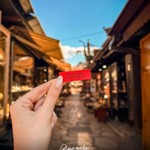 Uz stihove 𝐃𝐢𝐧𝐞 𝐌𝐞𝐫𝐥𝐢𝐧𝐚 pro&scaron;etali smo ulicama 𝐒𝐚𝐫𝐚𝐣𝐞𝐯𝐚.❤️

Za sve one koji ovog ljeta dolaze na stadion 𝐊𝐨𝐬̌𝐞𝐯𝐨 &ndash; svratite do na&scaron;e zdjelice po svoj 𝐬𝐭𝐢𝐡 𝐝𝐚𝐧𝐚, ponesite ga sa sobom kroz grad, fotografi&scaron;ite na vama dragim mjestima i tagujte nas. 📸✨

Možete li prepoznati gdje je koji stih uslikan?
U komentarima napi&scaron;ite koja fotografija pripada kojoj lokaciji 👇

📍Gazi Husrev-begova džamija
📍Kazandžiluk
📍Magaza
📍Sebilj
📍Vijećnica

#dinomerlin #dinomerlinofficial #svijetmagaze