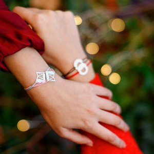 Svako ima nekoga da mu ruke pruža…♥️

#dinomerlin #narukvica #srebro #mi #dodji #dinomerlincollection #nakit #dinomerlinstihovi #dinomerlincitati #ljubav #magaza #svijetmagaze #sarajevo #bascarsija #poklon #pokloni #poklonizanju #jewellery #bracelet #giftideasforher