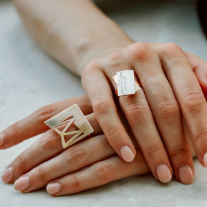 ‘𝐌𝐢’ ili ‘𝐊𝐚𝐤𝐨 𝐝𝐚 𝐭𝐢 𝐤𝐚𝐳̌𝐞𝐦 𝐤𝐨𝐥𝐢𝐤𝐨 𝐦𝐢 𝐳𝐧𝐚𝐜̌𝐢𝐬̌’? 💍
Kojim prstenom bi izrazili emociju, ljubav i nježnost? ❤️

•••
#dinomerlin #dinomerlinofficial #svijetmagaze #magaza #stihovi #prsten #nakit #kolekcija #srebro #mi #kakodatikazem #krivekarte