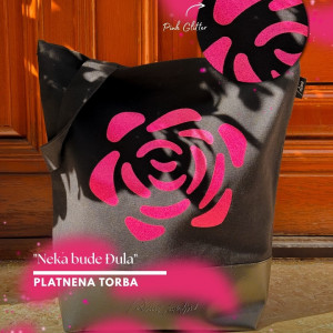 💗 Kolekcija inspirisana pjesmom &ldquo;Neka bude Đula&rdquo; 𝐃𝐢𝐧𝐞 𝐌𝐞𝐫𝐥𝐢𝐧𝐚 pretvara emociju u detalje koji traju. 🎶✨

🌹 𝐏𝐥𝐚𝐭𝐧𝐞𝐧𝐚 𝐭𝐨𝐫𝐛𝐚
Spoj platna i eko kože u kontrastu crne podloge i 𝐩𝐢𝐧𝐤 𝐠𝐥𝐢𝐭𝐭𝐞𝐫✨ &scaron;ljokičastog printa donosi elegantan i upečatljiv dizajn.

📕 𝐏𝐫𝐞𝐦𝐢𝐮𝐦 𝐫𝐨𝐤𝐨𝐯𝐧𝐢𝐤
Crne korice sa pink elastičnom trakom i 𝐬𝐫𝐞𝐛𝐫𝐧𝐢𝐦 rubovima stranica odi&scaron;u elegancijom, dok ga utisnut potpis 𝐃𝐢𝐧𝐞 𝐌𝐞𝐫𝐥𝐢𝐧𝐚 i praktični detalji poput trakica i džepa čine funkcionalnim i posebnim.

Sve proizvode možete pronaći u na&scaron;em shop-u u samom srcu📍Ba&scaron;čar&scaron;ije u Sarajevu ili naručiti putem web shop-a ➡️ www.magaza.com.ba 🛍️ Dostavu vr&scaron;imo diljem svijeta 🌎

#dinomerlin #dinomerlinofficial #svijetmagaze #nekabudeđula #mi