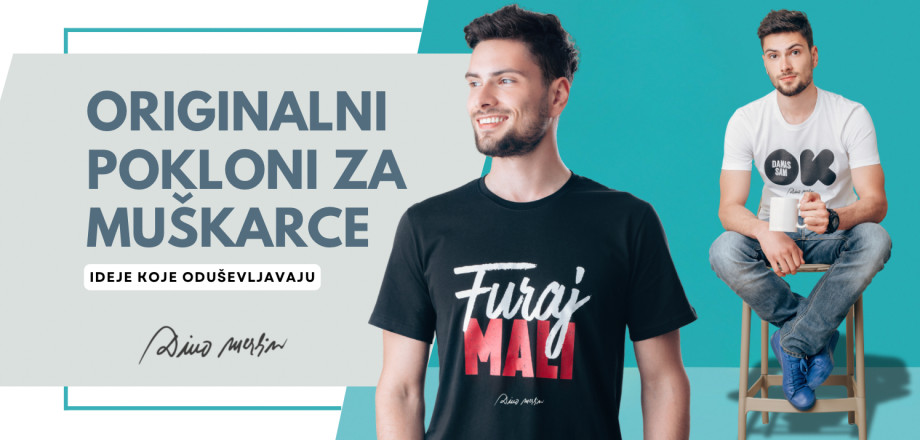 Dino Merlin kolekcija poklona za muškarce, muškarac u crnoj majici 'Furaj mali' i muškarac na stolici s bijelom šoljom u ruci i u bijeloj majici 'Danas sam OK'