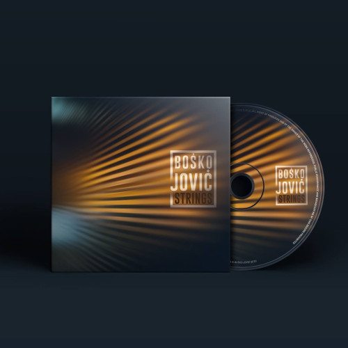 Omot albuma Boško Jović – Strings prikazuje CD naslonjen na gitaru koja je na svijetloj pozadini, stvarajući jednostavnu, ali profinjenu vizuelnu atmosferu.