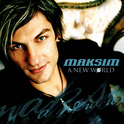 Omot albuma "A New World" pijaniste Maksima s fotografijom umjetnika koji sjedi u fotelji.
