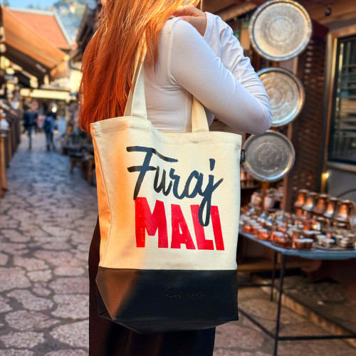 Platnena bež torba &ldquo;Furaj mali&rdquo; sa crno-crvenim slovima i potpisom Dine Merlina na crvenoj pozadini.