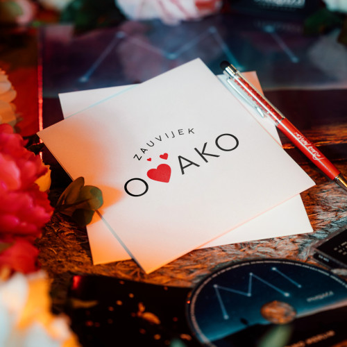 Bijela čestitka “Zauvijek ovako” iz istoimene pjesme Dine Merlina sa albuma “Mi” sa crvenim srcima na bijeloj pozadini.