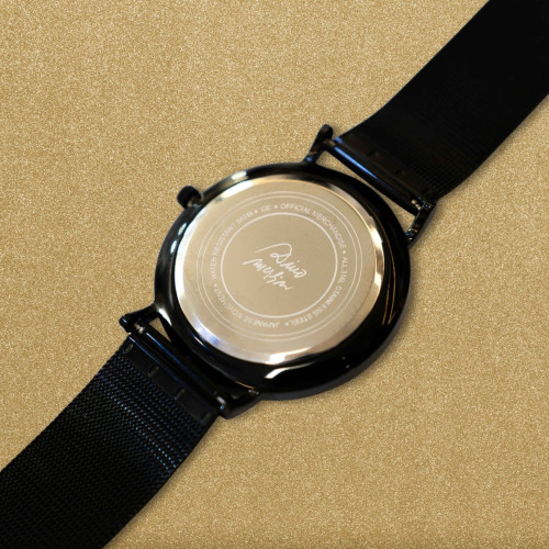 Poleđina crnog ručnog sata iz Dino Merlin kolekcije na rose gold pozadini. 