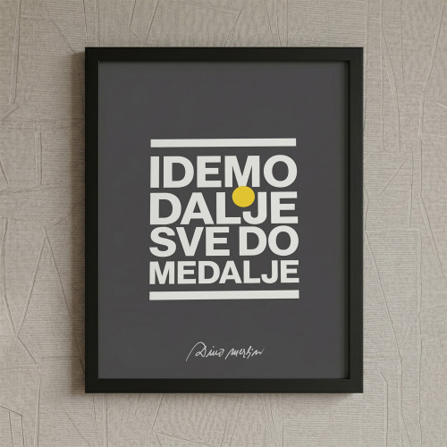 Elegantna zidna dekoracija &ldquo;Idemo dalje sve do medalje&rdquo; sa zlatno-srebrnim detaljima na bijeloj pozadini.