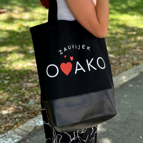Crna platnena torba "Zauvijek ovako" iz istoimene pjesme sa albuma “Mi” Dine Merlina sa printom u bijeloj boji s crvenim srcima.