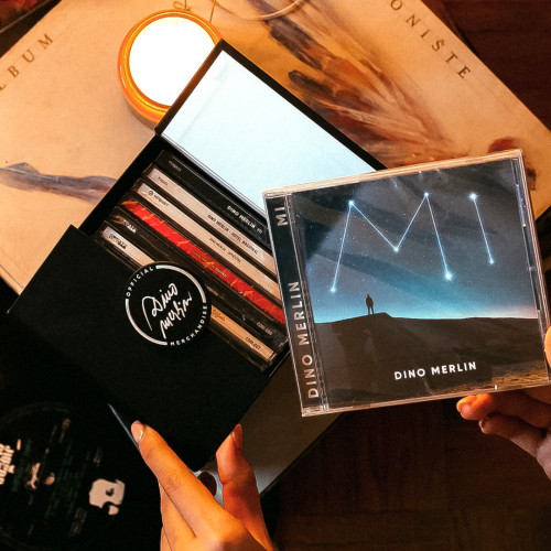 Mat crni premium box s 12 CD-ova Dine Merlina i grupe Merlin s magnetnim zatvaračem na bijeloj pozadini.