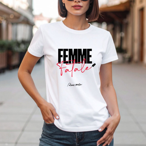 Bijela majica "Femme fatale" iz pjesme Dine Merlina "Zbog tebe, femme fatale" s kombinacijom crne i crvene boje na djevojci s kratkom kosom.