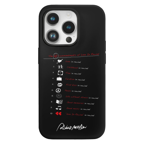 Crna i prozirna maska za telefon (iPhone i drugi modeli kao što su Samsung, Huawei itd.) s potpisom Dino Merlin i stihom ''Love in Rewind'' s tekstom u crvenoj i bijeloj boji i manifestom, odnosno ilustracijom, na bijeloj pozadini.