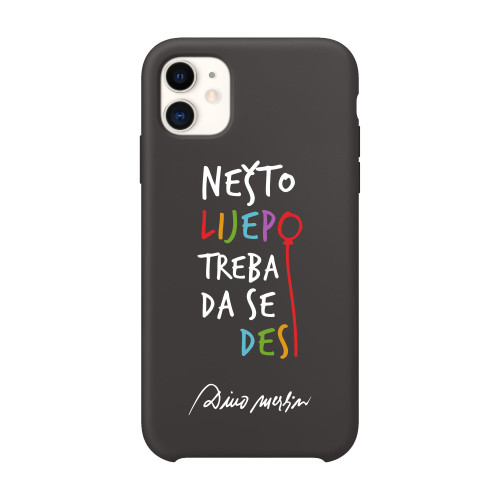 Crna i prozirna maska za telefon iz Dino Merlin kolekcije s dizajnom stiha "Ne&scaron;to lijepo treba da se desi" sa originalnim potpisom "Dino Merlin" na bijeloj pozadini.