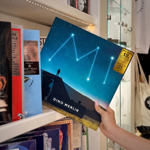 Omot novog albuma Dine Merlina "Mi" na vinilu, koji prikazuje more i zvjezdano nebo na kojem je ispisana riječ "Mi".
