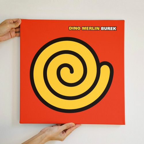 Dekorativni poster ''Burek'', dizajn inspirisan omotom albuma ''Burek'' - Dino Merlin, u rukama osobe na bijeloj pozadini.