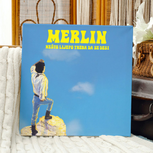 Dekorativni poster ''Nešto lijepo treba da se desi'', dizajn inspirisan omotom albuma ''Nešto lijepo treba da se desi'' - Merlin u ugodnom kućnom ambijentu.