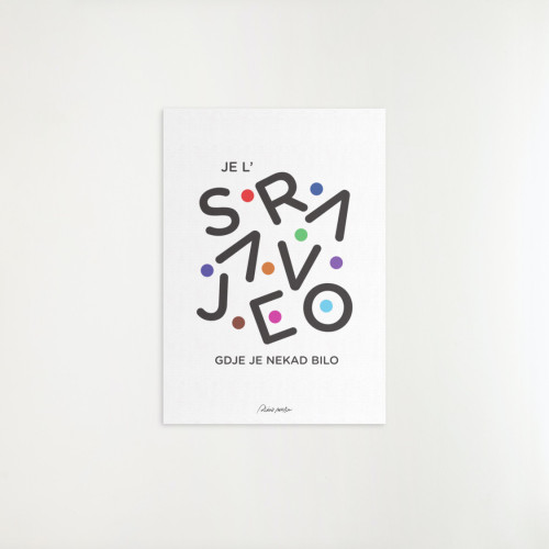 Dekorativni poster "Je l' Sarajevo gdje je nekad bilo", dizajn inspirisan stihom iz pjesme Dine Merlina "Je l' Sarajevo gdje je nekad bilo" sa albuma "Nešto lijepo treba da se desi" sa originalnim potpisom "Dino Merlin" na bijeloj pozadini.