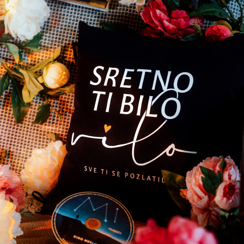 Jastuk "Sretno ti bilo vilo, sve ti se pozlatilo" (crni)