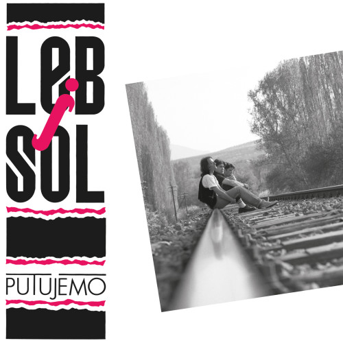 Omot albuma &bdquo;Putujemo&rdquo; grupe Leb i sol prikazuje crno-bijelu fotografiju mladih na željezničkim &scaron;inama, uz prepoznatljiv minimalistički dizajn.