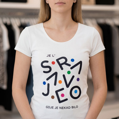Djevojka u bijeloj majici kratkih rukava sa natpisom "Je l' Sarajevo gdje je nekad bilo" iz Dino Merlin kolekcije