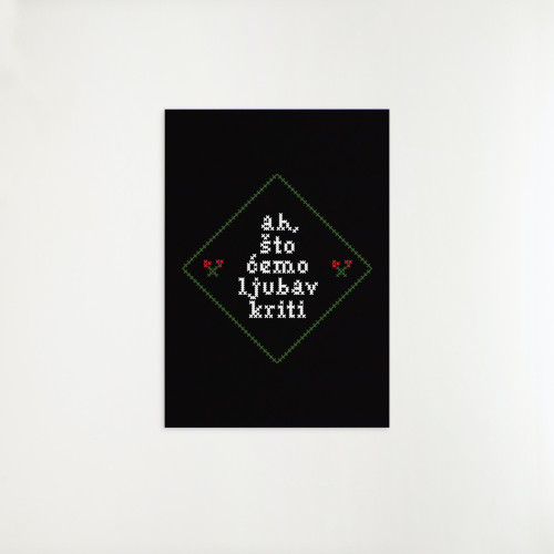 Dekorativni crni poster &ldquo;Ah, &scaron;to ćemo ljubav kriti&ldquo; inspirisan sevdalinkom, ukra&scaron;en tradicionalnim zelenim vezom. 