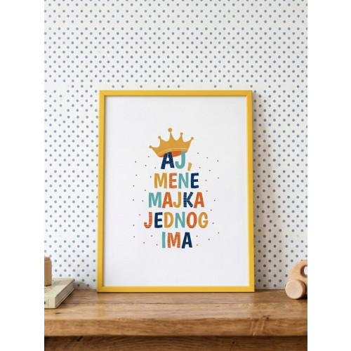 Dekorativni bijeli poster s žutim okvirom  "Aj, mene majka jednog ima"  inspirisan tradicionalnom sevdalinkom s žutom krunom i plavo- žutim slovima.