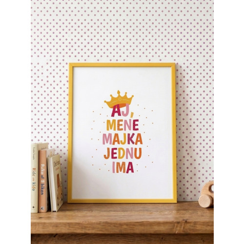 Dekorativni bijeli poster s žutim okvirom  "Aj, mene majka jednu ima"  inspirisan tradicionalnom sevdalinkom s žutom krunom i pink- žutim slovima.