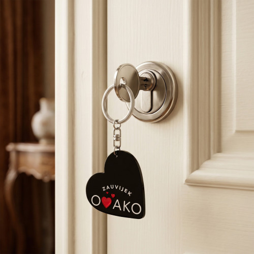 Crni privjesak "Zauvijek ovako" s bijelim slovima i crvenim srcima u ključaonici bijelih vrata.