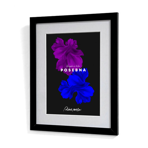 Zidna dekoracija "Uvijek si bila posebna" s ljubičastim cvijećem, bijelim passepartoutom i crnim okvirom na bijeloj pozadini.