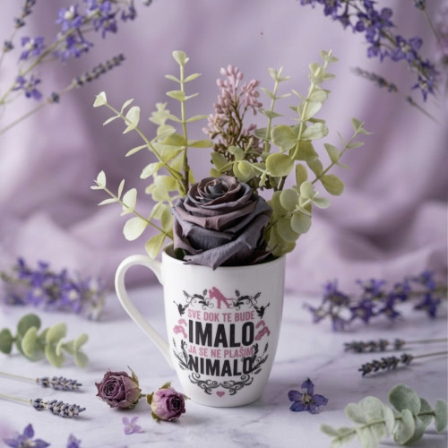 Ljubičasta trajna ruža u bijeloj porculanskoj &scaron;olji "Sve dok te bude imalo, ja se ne pla&scaron;im nimalo" na ljubičastoj pozadini. Idealan poklon za dragu osobu.