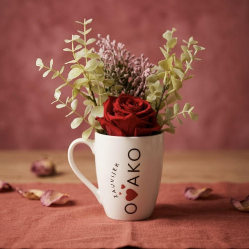 Crvena trajna ruža u bijeloj porculanskoj &scaron;olji "Zauvijek ovako" na rozoj pozadini s laticama ruže. Idealan poklon za voljenu osobu.